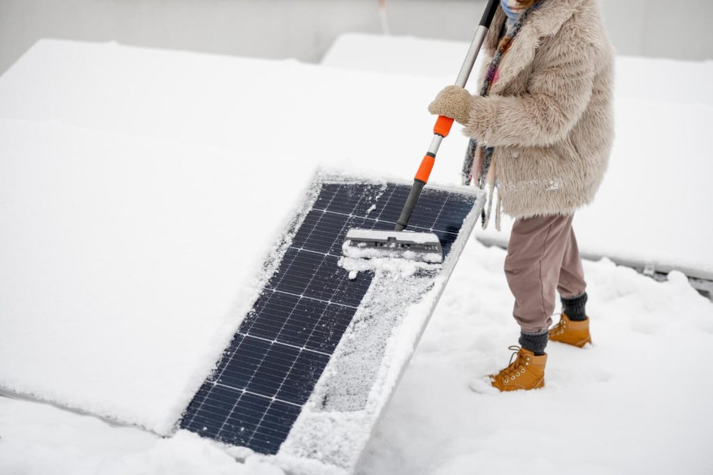 Photovoltaik-Module mit Waschbuerste von Schnee befreien
