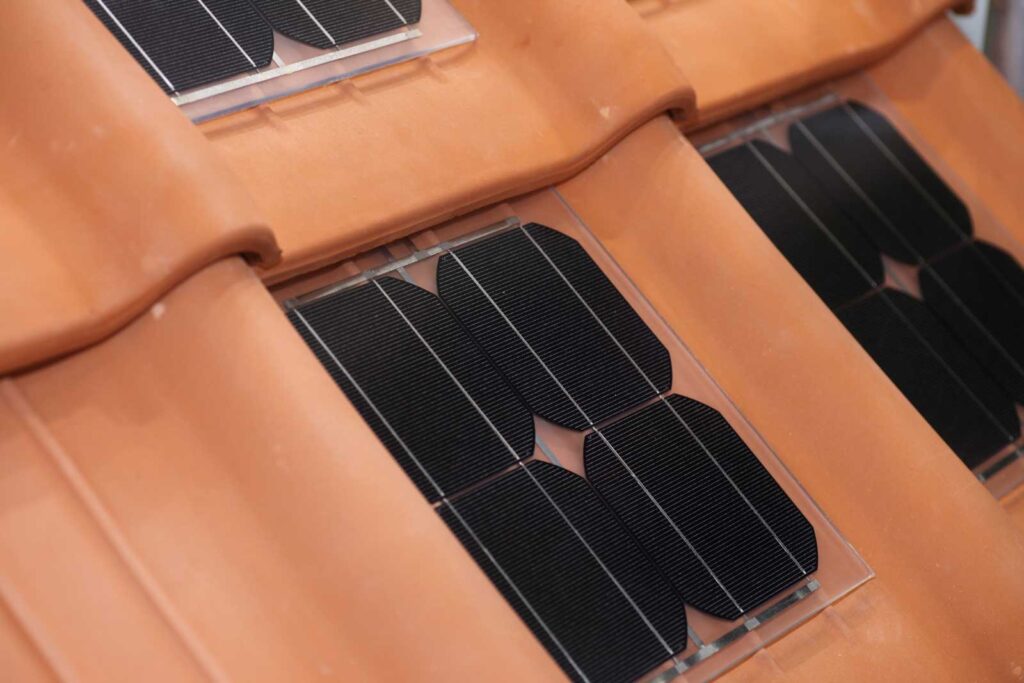 hellrote Flachdach-/Reformziegel mit integrierten schwarzen Solarzellen (Solar-Wafern)