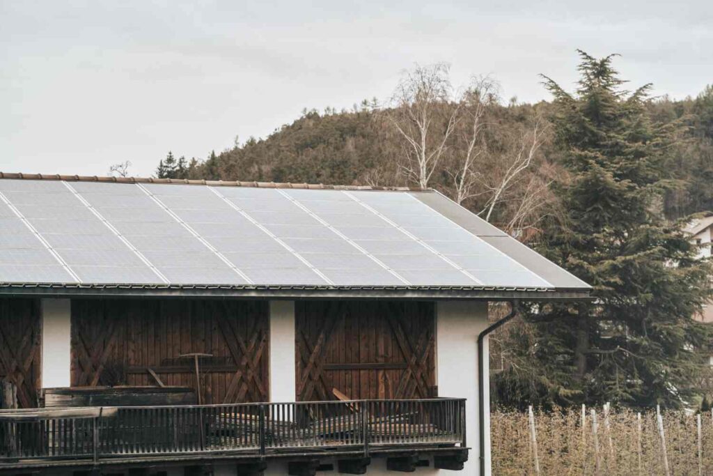 Flachbau-Wohnhaus mit Indach-Photovoltaikanlage auf einem Schraegdach